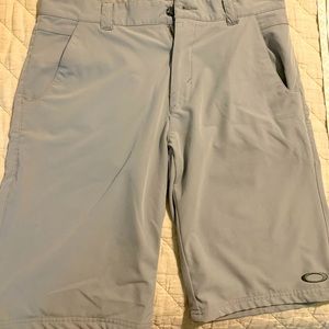 Men’s Gray Oakley Golf Shorts